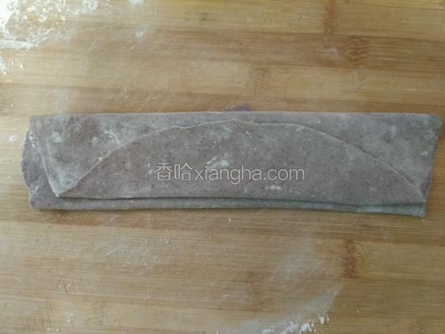 将擀好的面皮折叠，多撒些干粉，以防粘连～