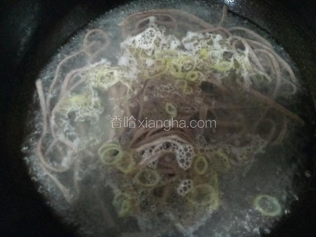 下面煮熟～手擀的面条好熟些～放盐和鸡精少许生抽，最后撒上油菜即可～