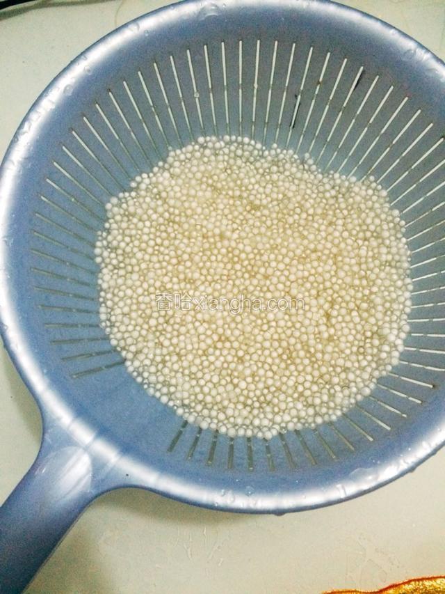 焖好后把西米倒入沥水篮，用冷水冲洗干净