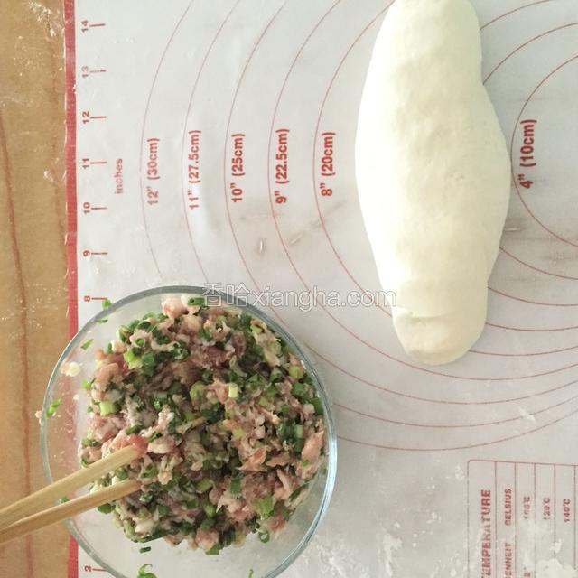 面粉揉成长条