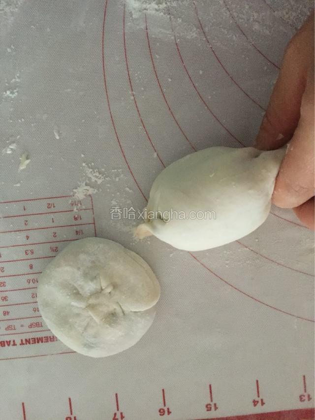 将两边捏紧压成饼