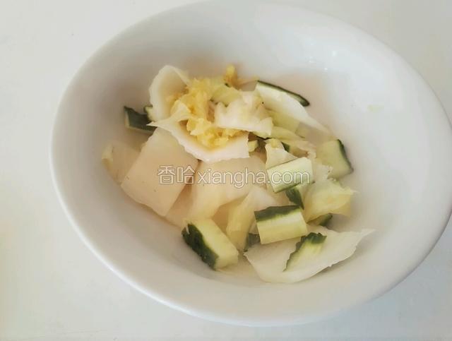捞起沥干水份放置碗里
