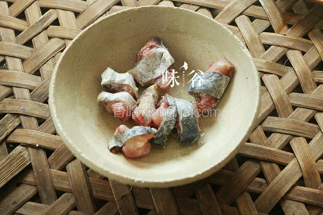 姜蒜切末，咸鱼切小块。