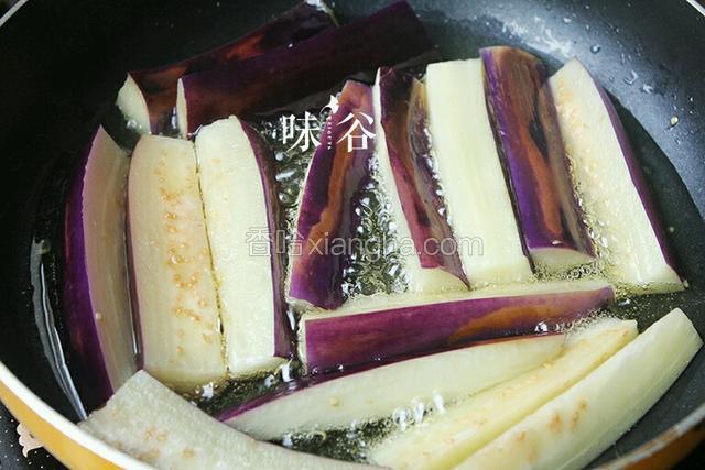 锅内倒入油，油热后放入茄子，稍微变软后捞出沥油。