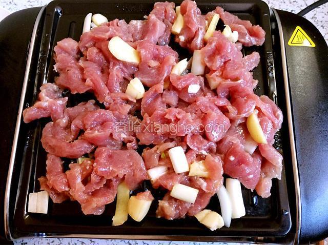 烤锅通电加热，放上腌好的肉片 