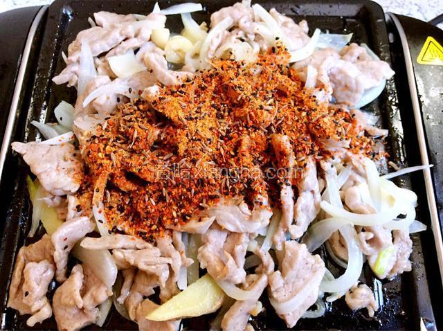 肉片完全烤熟后，放上烤肉料