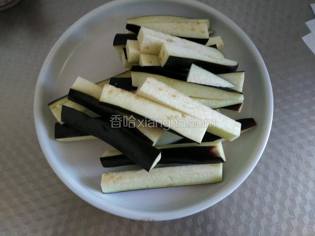 茄子去蒂切小段，放点盐拌匀腌一会。