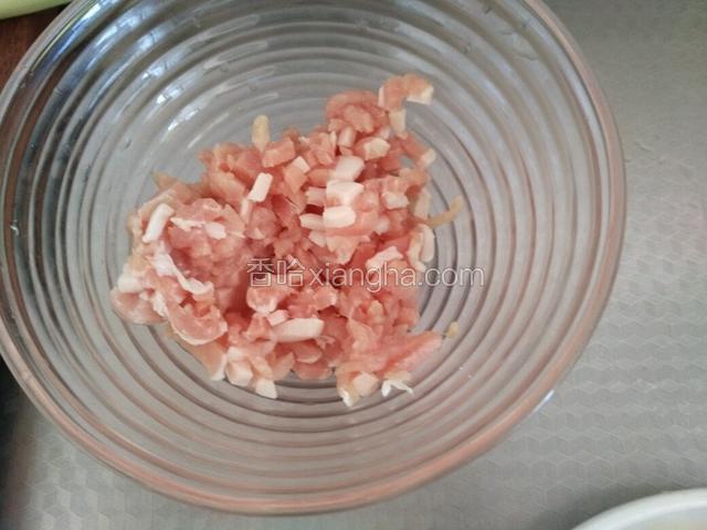 肉切小丁加料酒，生抽拌匀腌15分钟。