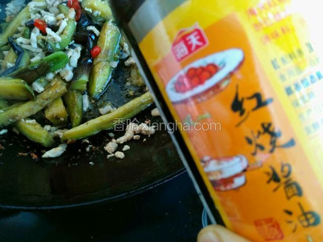 加适量的红烧酱油，生抽，少许白糖。