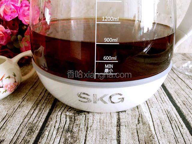 冲泡红茶的纯净水温度要控制在95度以上，如果是红碎茶，冲泡时间不超过1分钟，如果是叶片红茶，冲泡时间不超过3分钟。