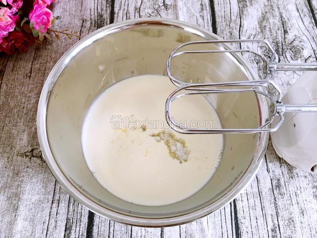 容器里放进100g左右的淡奶油，加入白砂糖。