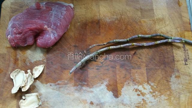 准备好食材，肉，铁皮鲜条洗净