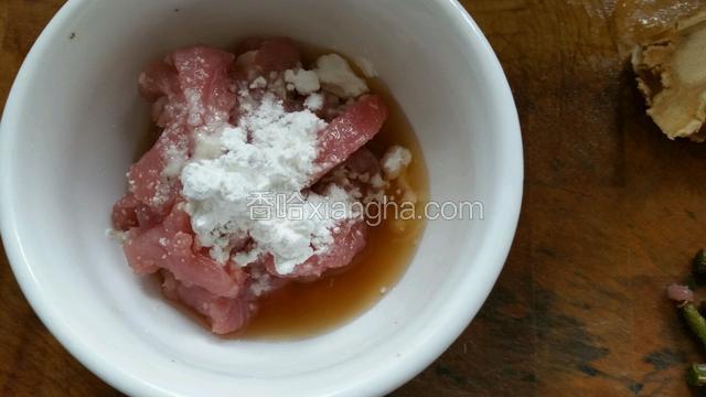 肉用盐，料酒，嫩肉粉，生粉，胡椒粉一起抓匀腌制10分钟