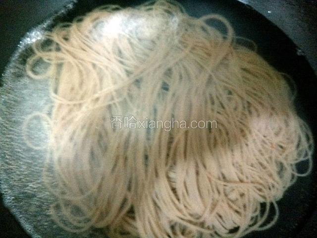 锅中烧开水下入冷面煮制1分钟