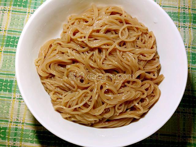 冷面捞入大碗中