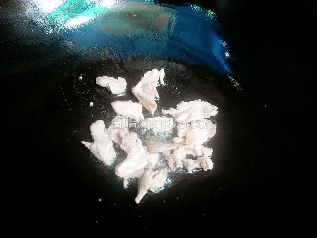 锅中加少量的油放入蒜和辣椒煸香后放入五花肉，煸炒至断生