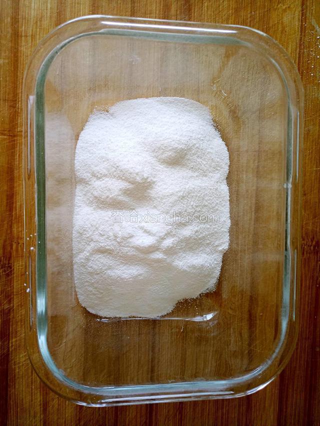 取一保鲜盒倒入香草味冰淇淋粉