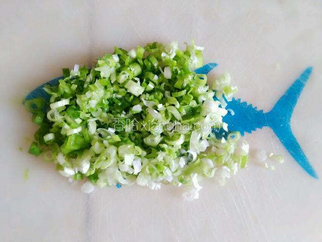 葱花切碎备用