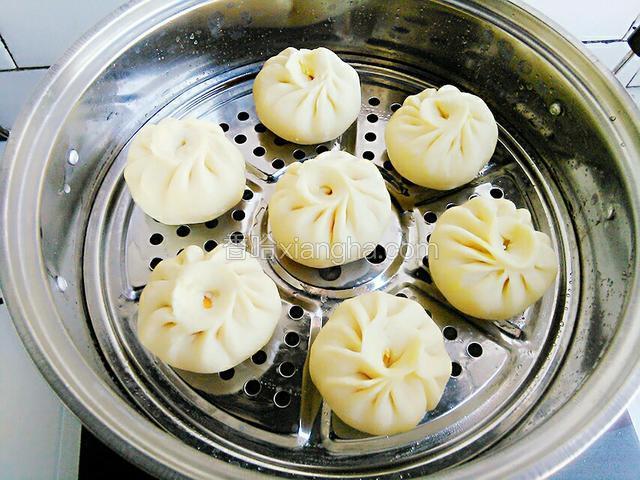 锅里放入适量的水，把包子摆放好盖上盖在醒发15-20分钟