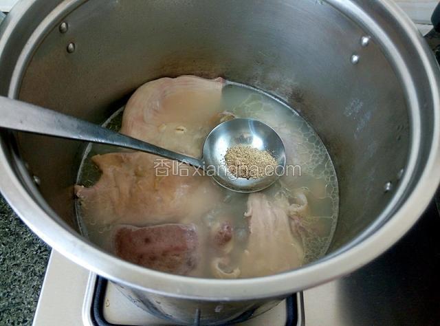煲煮2小时后，加入适量的白胡椒粉，再煲15分钟，加盐调味即可。