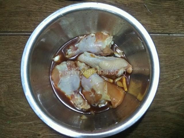 鸡腿洗净血水，放到一个大的容器中，放入切碎的葱姜，倒入酱油、盐、五香粉腌制二十分钟左右。