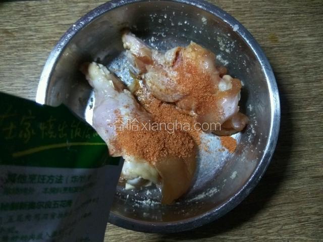 腌制好的鸡腿撒上香辣腌料，用手抹匀。