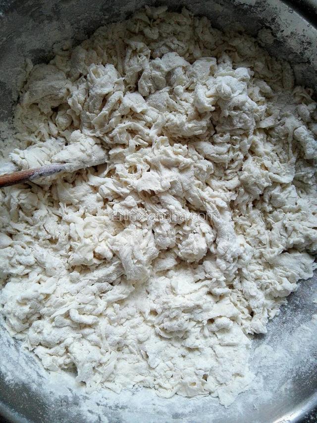 淡盐水和面，用筷子拌成雪花状