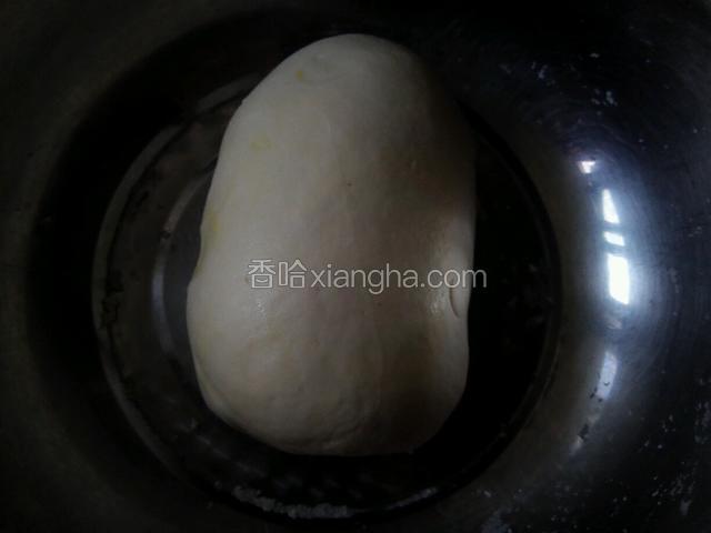 用手揉成光滑的面团，醒2个小时左右