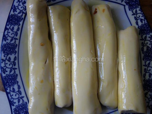 面团表面涂一层菜籽油