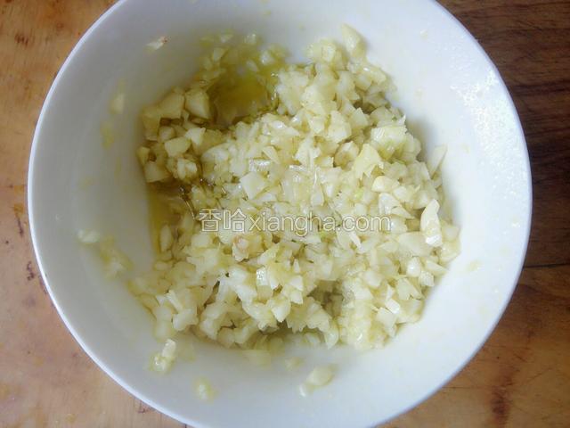 蒜切末加入少量盐，用热油泼熟