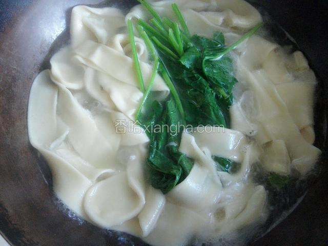 出锅前放入青菜
