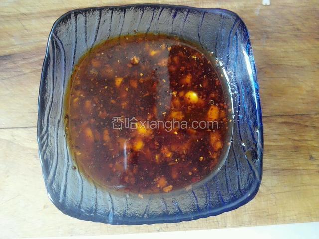 加入蒜末，盐，醋，生抽，油泼辣子调成蘸水