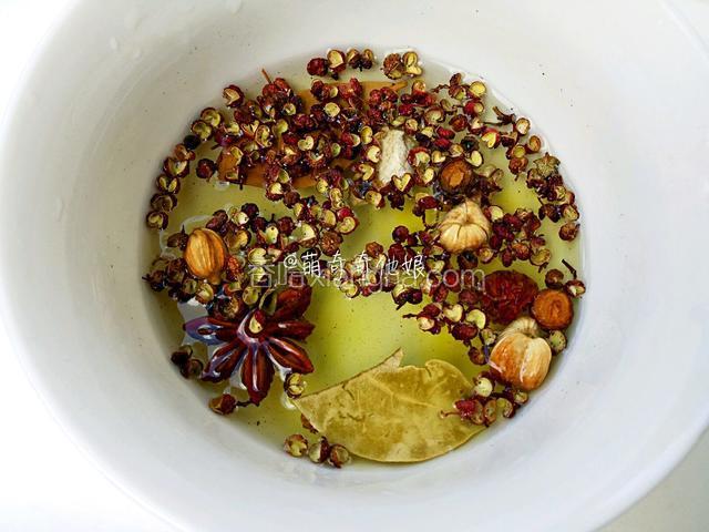 八角，香叶，桂皮类香料和花椒粒放小碗里加温水浸泡，这样一会儿熬的时候不会糊。