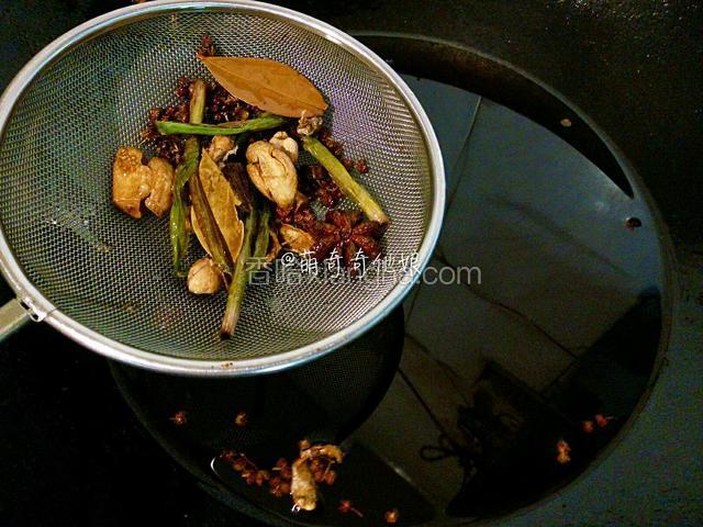 待到大蒜变黄后用漏网将所有材料捞出丢弃只留油。