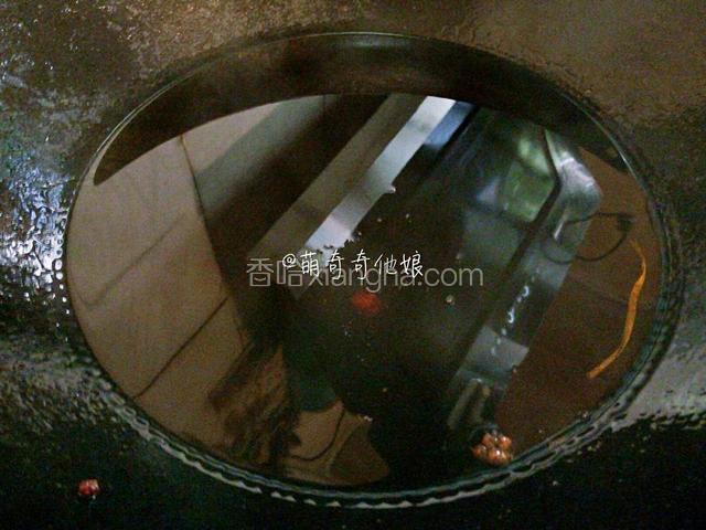 把锅里的油继续加热至冒烟。