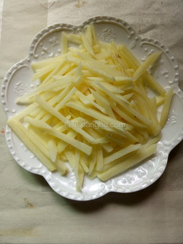 土豆去皮切成稍粗点的丝。