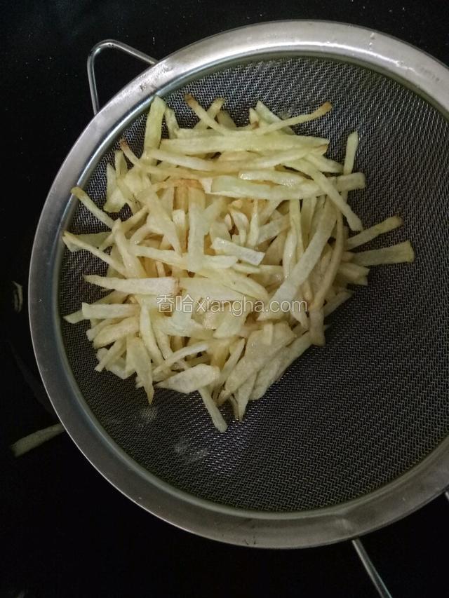 至色泽黄亮捞出控油。