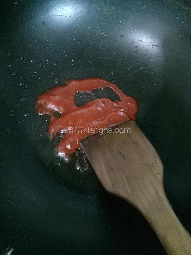 锅中放入番茄酱。