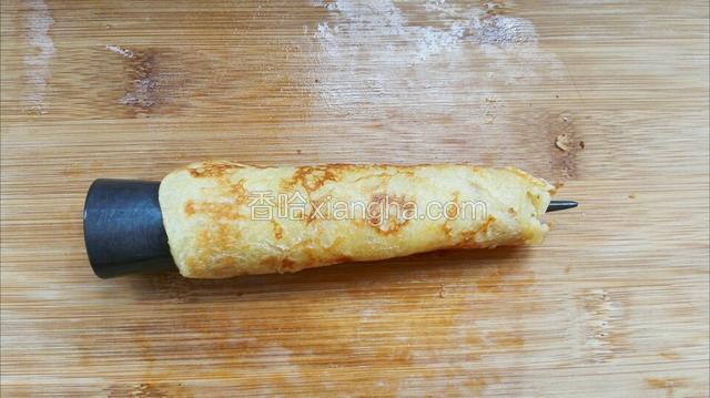 用锥筒模具趁热卷成卷，凉后定型完成