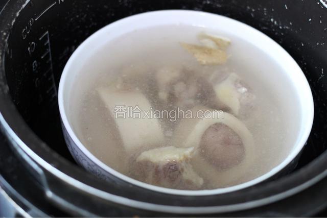 焯水后捞出沥干，再用清水洗干净，加盐，料酒和姜（料酒和姜多一点）放在电压锅蒸，按功能“牛羊肉”