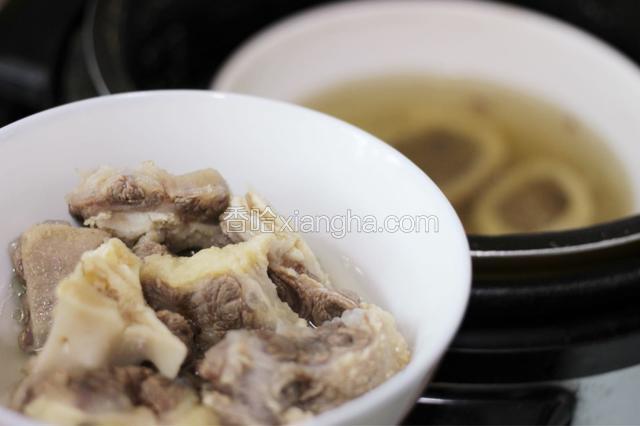 牛骨炖好后，把牛尾骨盛出，牛棒骨留锅里，然后再盛出小半碗汤汁