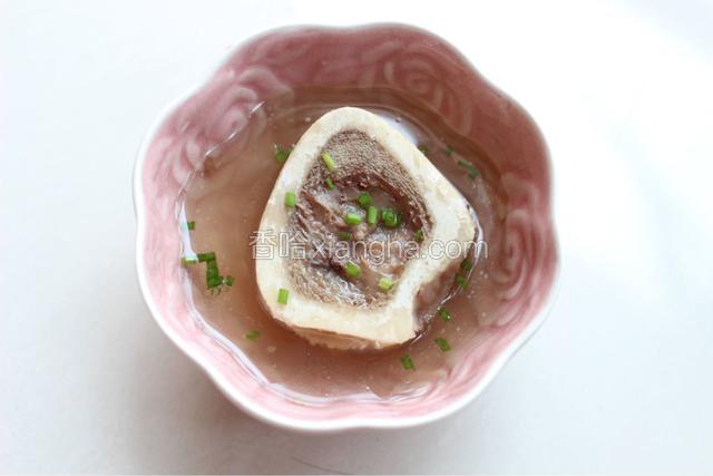 把锅里的牛棒骨盛到碗里，撒上葱，营养很丰富啊