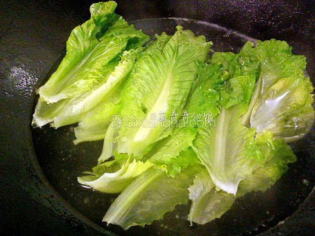 锅中烧开水加少许盐和几滴油，下生菜烫一下。
这里烫多久都行，看个人口味喜欢生点还是熟点。