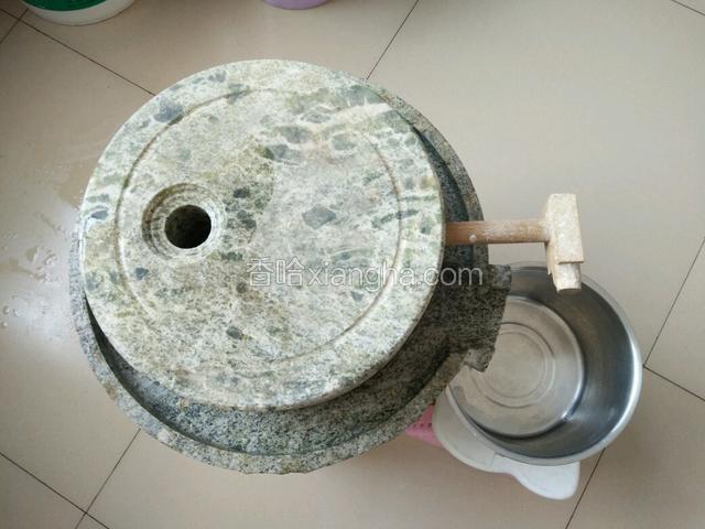 小石磨清洗干净，准备好盛豆浆的容器