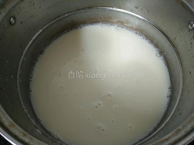 过滤好的豆浆到进锅里煮开