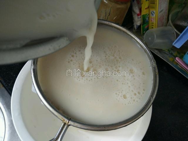 再用漏网过滤豆渣，看图中，过滤两遍