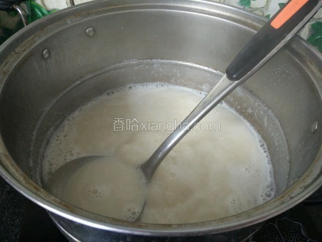 找个勺子不断搅拌，防止锅底沉淀物糊锅，大约煮10分钟左右，闻见香味而不是豆腥味