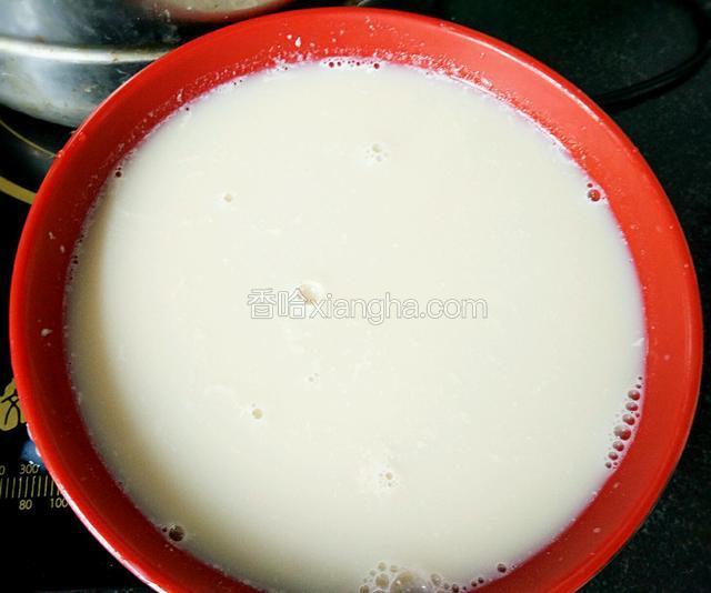 豆浆煮熟后，烧微到85度左右倒进碗里就可以喝了