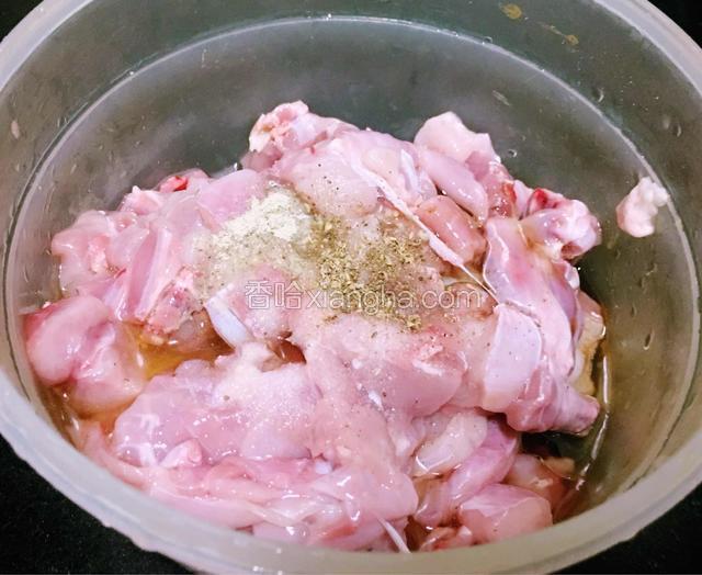 兔丁用料酒、酱油、胡椒粉、花椒面、盐拌匀