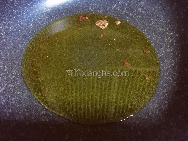 锅内留适量底油